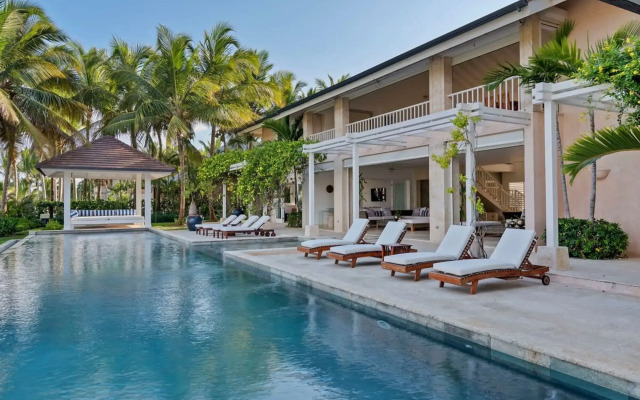 Oceanfront Golf Course Estate w Pool Guest House