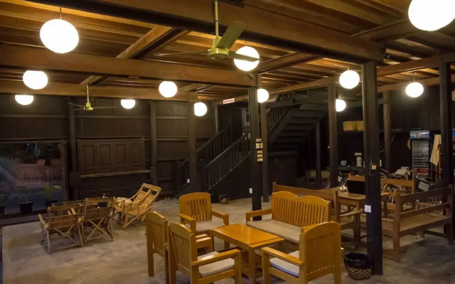 Hardwood Lodge - Hostel