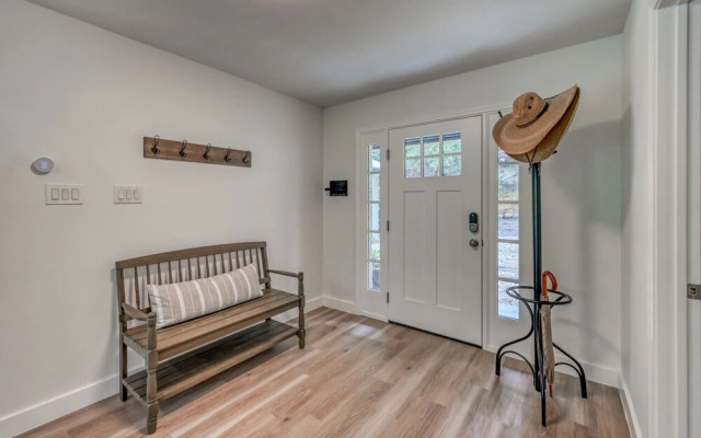 New! Luxury Riverfront Villa W/firepit & Gameroom!