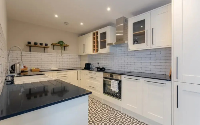 Spacious 1 Bedroom Flat With Garden
