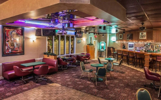 Econo Lodge Inn & Suites
