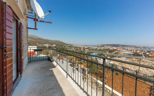 Amazing Home in Seget Donji With 2 Bedrooms and Wifi