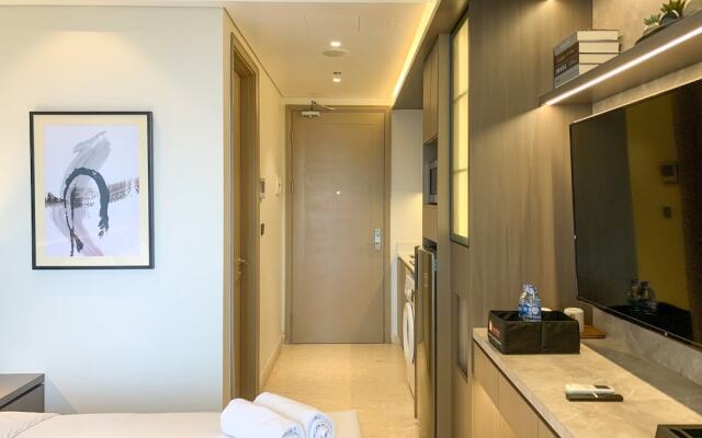 Warm And Modern Look Studio Room At Gold Coast Apartment