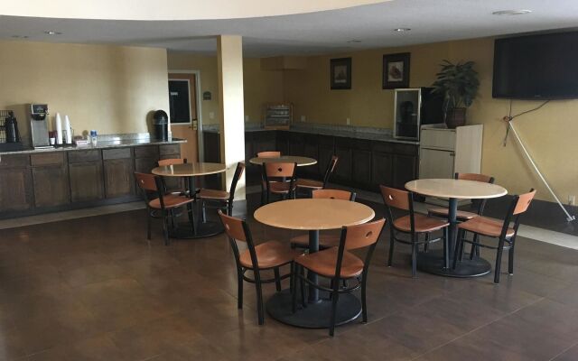 Econo Lodge Inn & Suites