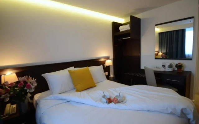 Pelican London Hotel and Residence