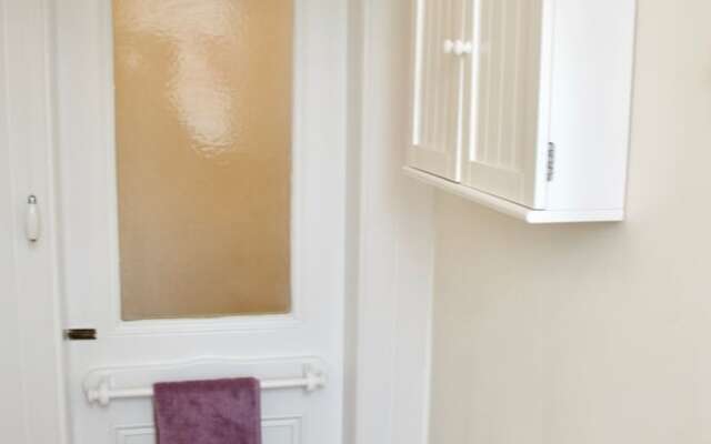 1 Bedroom Flat In Meadowbank