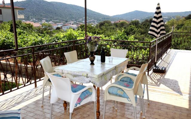 Apartment Marin - comfortable apartment near sea: A1 Vinisce, Riviera Trogir