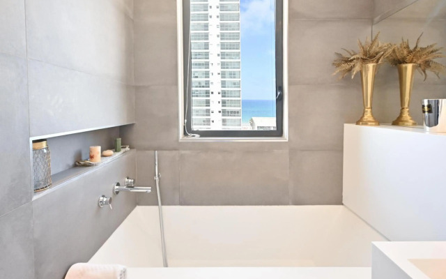 Stunning 3BR Penthouse w Jacuzzi by HolyGuest