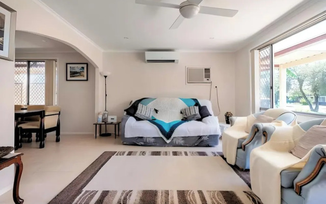 Cheerful 3 bedroom house with free parking