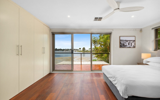 Modern 3-bed With Pool & Water Views by Beach – Guest Rooms – Sydney