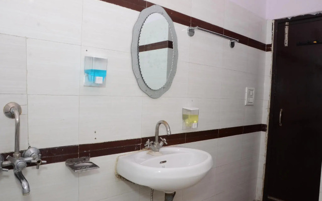 Gurjeet Hotel By Naavagat