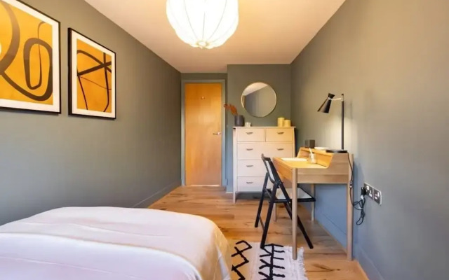 The Crystal Quarters - Modern & Bright 2BDR Apartment