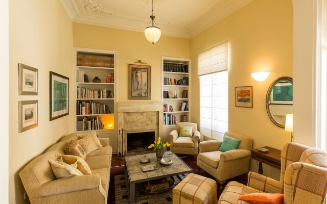 Neoclassical res w/ Acropolis View