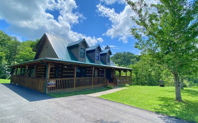 Dogwood Acre 3 Bedroom Cabin by RedAwning