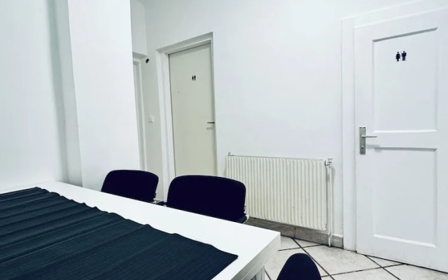 Cozy 3BR Apt with Garden Sleeps 10