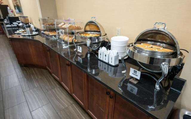 Clarion Hotel Detroit Metro Airport