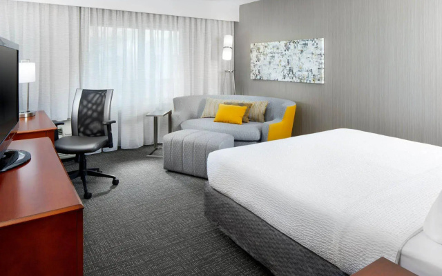 Courtyard by Marriott Edison Woodbridge