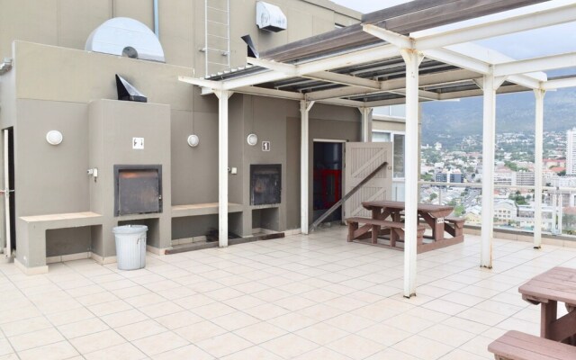 Bright 2 Bedroom Apartment in Cape Town City Centre