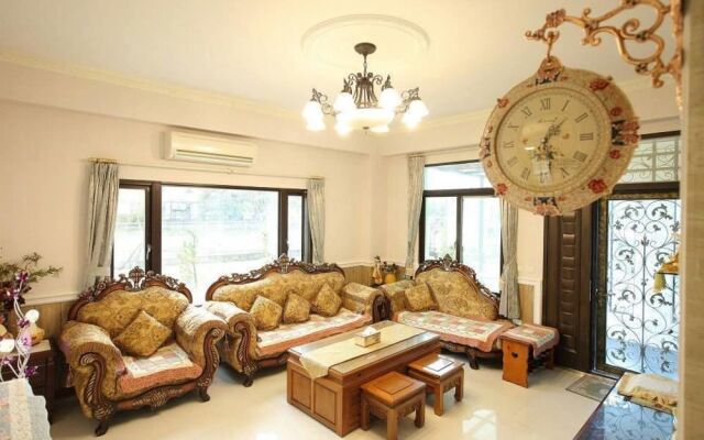 Textile Girl Romantic Homestay