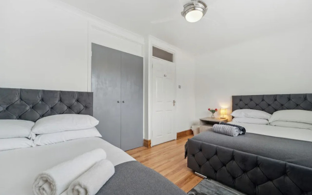Spacious Home - Sleeps 10 - Free Parking - Pets