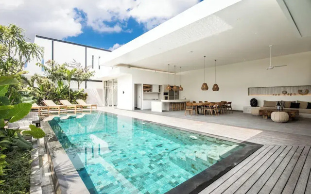 Spectacular 4BR Villa, 400m to Beachfront Elegance