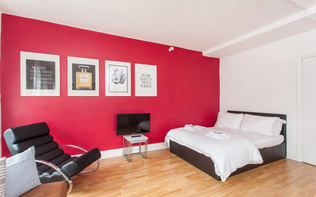 Spacious Studio Apartment Soho Square