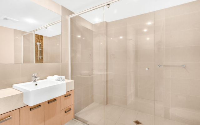 Lakeside Family Oasis With Pool, Gym and Balcony – Bathroom – Gold Coast