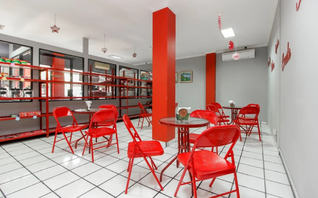 RedDoorz Plus near RS Fatmawati 2