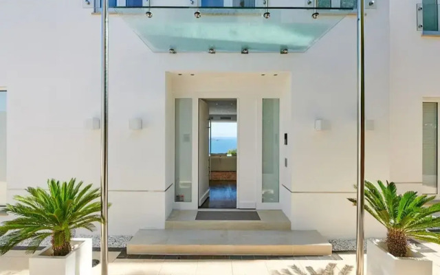 Lavish Villa With Infinity Pool and Views