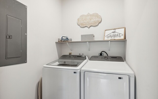 Sunset Chalet 2 Bedroom Cabin by RedAwning