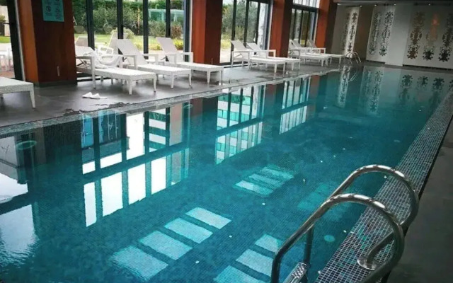 studio unit with pool and gym