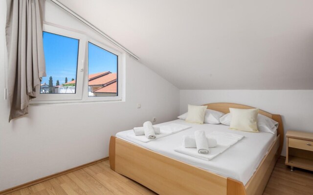 Beautiful Apartment in Lopar With 3 Bedrooms and Wifi