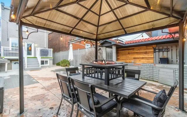 Charming 3BR Home With BBQ Near Downtown Toronto