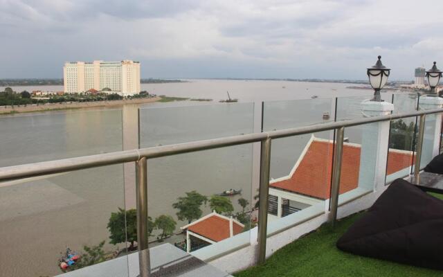 Paragon Central Hotel & Sky Bar