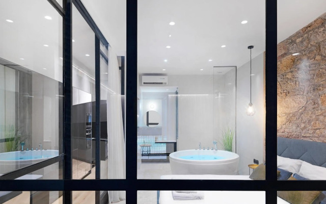 5 star lux suite in Kolonaki.