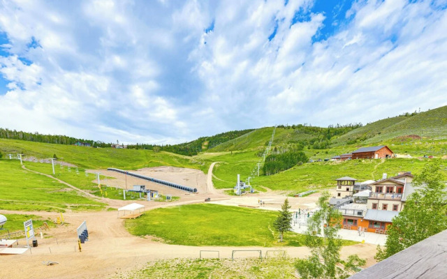 Ski-in/ski-out Granby Penthouse w/ Mountain Views!