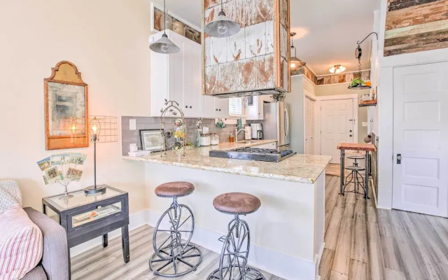 Bright Texas Retreat Near Pleasure Pier & Beach!