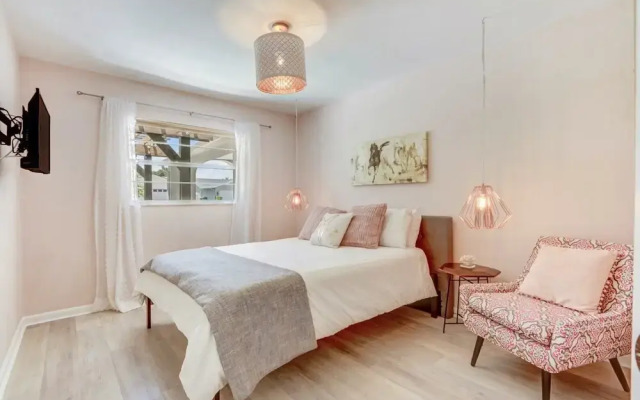 Woodridge - Private & Sanitized, Perfect for Social Distancing & Working From Home. Private Pool, Pet Friendly. Discounted During Pandemic. Super-host Support