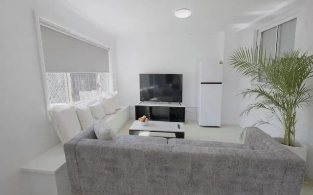 6BR Retreat Stay 5 Min from Airport — 2-star hotel in Tamworth