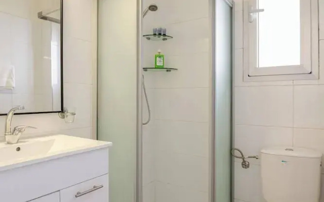 Gugel Waves Seaview 4BR Family Aparts