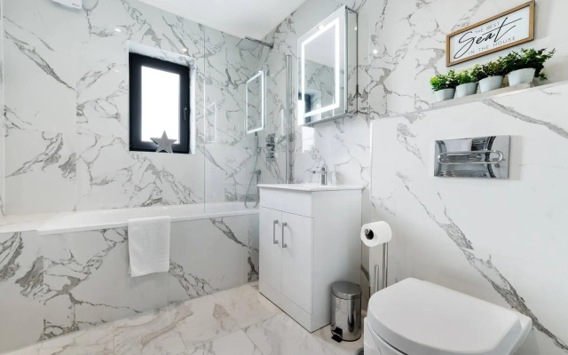 Modern 4 Bedroom House 01 With Parking in Farnham