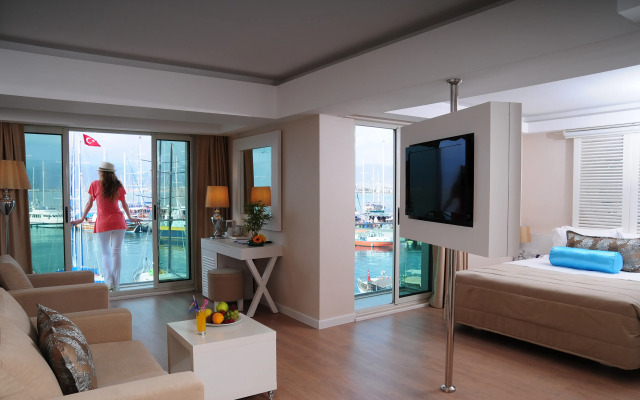 Alesta Yacht Hotel