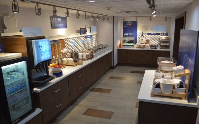 Holiday Inn Express Hotel & Suites Bismarck by IHG