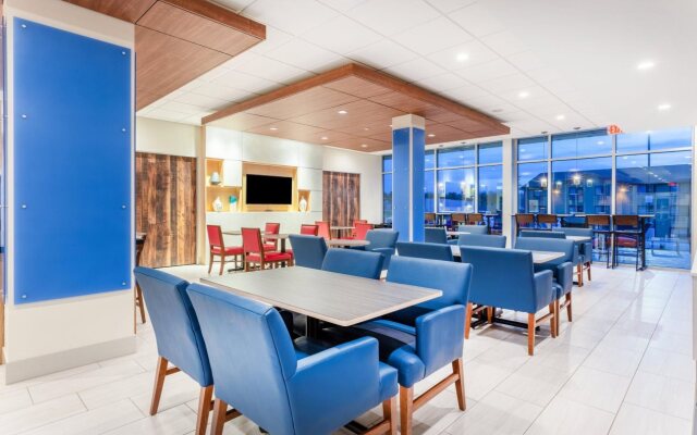 Holiday Inn Express & Suites Springfield North by IHG
