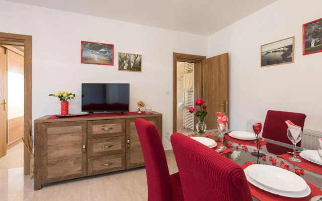 Apartment Doris, Nenadici