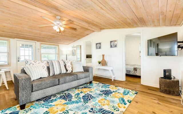 Cute Beach Bungalow Walk to the Beach