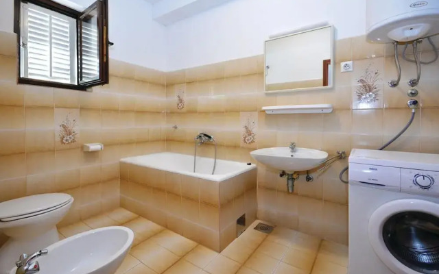 Stunning Home in Jelsa With Wifi and 2 Bedrooms