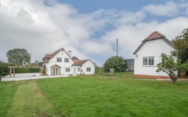 Beautiful 3-bed House in the Hamlet of Ham Green
