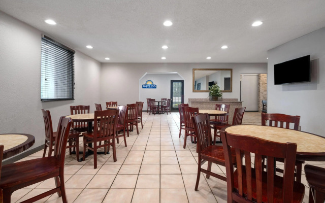 Days Inn by Wyndham College Park Airport Best Road