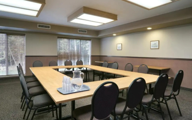 Days Inn & Suites - Thunder Bay